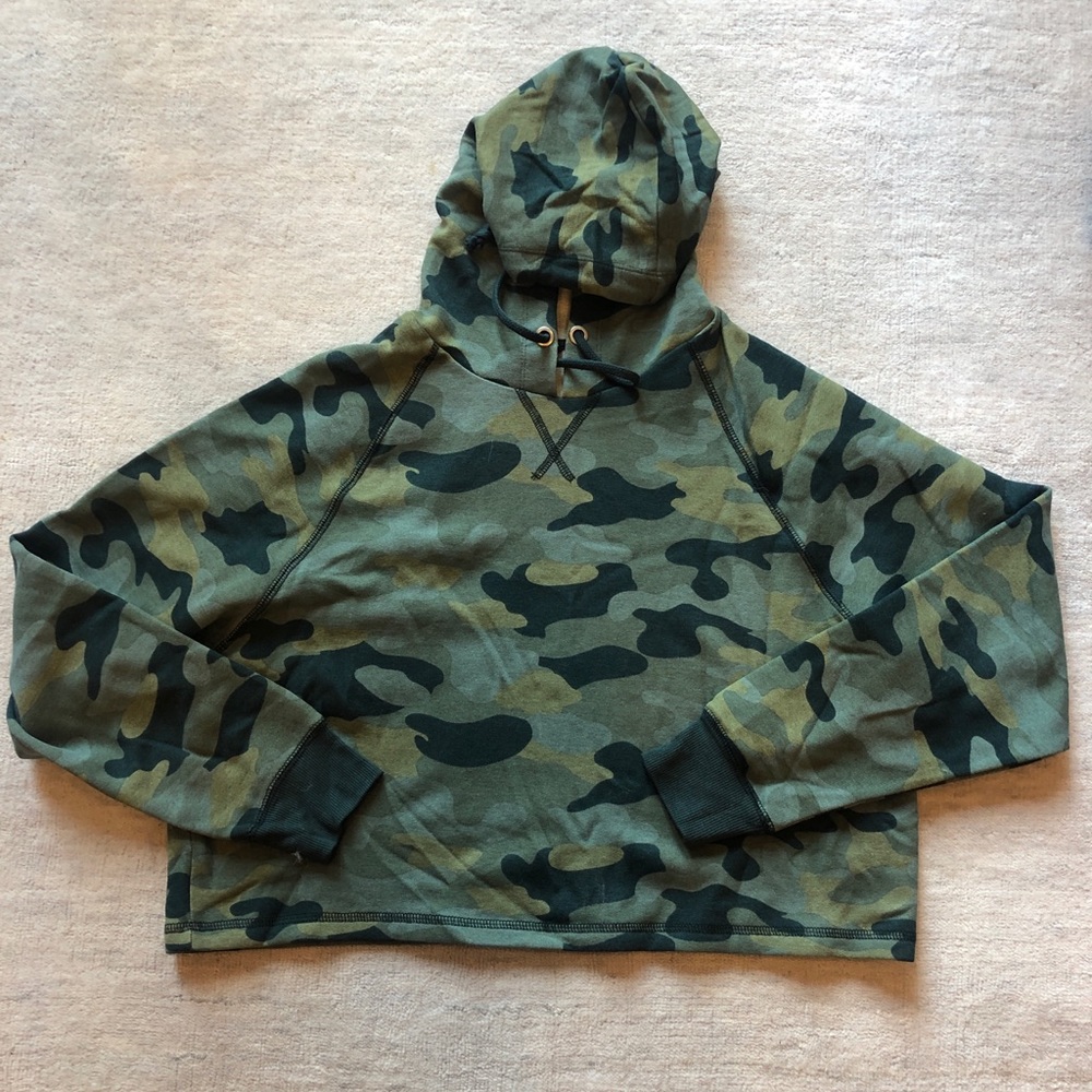 Cropped camouflage green hoodie